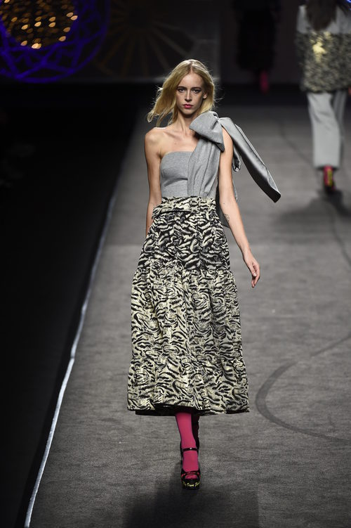 Vestido gris y dorado asimétrico de Juana Martín colección otoño/invierno 2018/2019 en Madrid Fashion Week