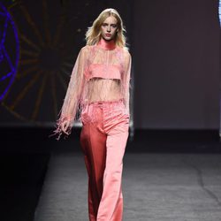 Pantalón y crop top con transparencia y flecos rosa de Juana Martín colección otoño/invierno 2018/2019 en Madrid Fashion Week