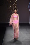 Vestido rosa transparente de flecos de Juana Martín colección otoño/invierno 2018/2019 en Madrid Fashion Week