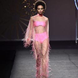 Vestido rosa transparente de flecos de Juana Martín colección otoño/invierno 2018/2019 en Madrid Fashion Week