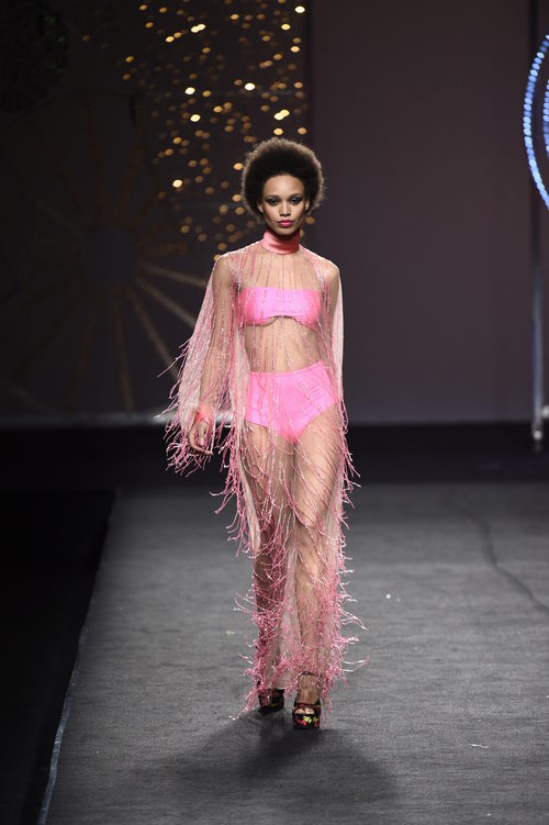 Vestido rosa transparente de flecos de Juana Martín colección otoño/invierno 2018/2019 en Madrid Fashion Week