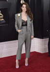 Anna Kendrick con un traje-pantalón con cuadros escoceses