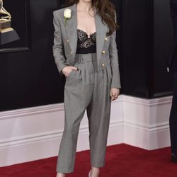 Anna Kendrick con un traje-pantalón con cuadros escoceses