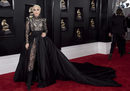 Lady Gaga con un mono de encaje y una cola negra