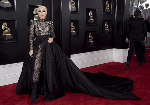 Lady Gaga con un mono de encaje y una cola negra
