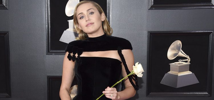 Miley Cyrus con un mono negro