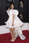 Cardi B con un vestido blanco con detalles geométricos