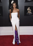 Hailee Steinfeld con unas botas violetas brillantes