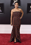 Sheinelle Jones con un vestido negro de estampados