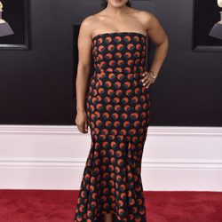 Sheinelle Jones con un vestido negro de estampados