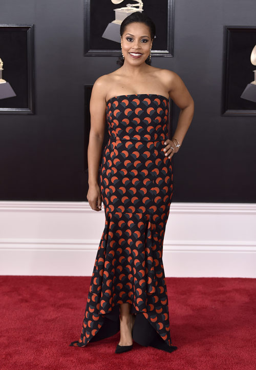 Sheinelle Jones con un vestido negro de estampados
