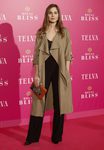 Natalia Sanchéz con una gabardina marrón