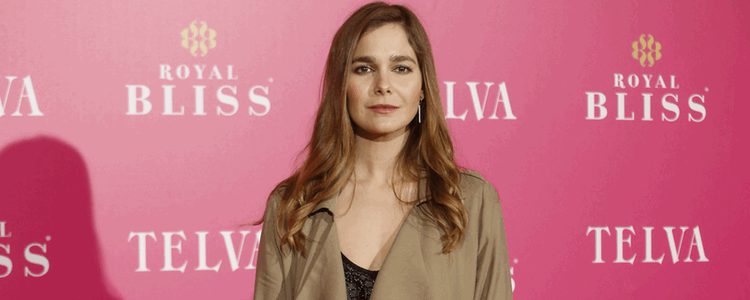 Natalia Sanchéz con una gabardina marrón
