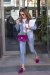 Paula Echevarría con una chaqueta vaquera y un bolso de terciopelo rosa