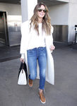 Heidi Klum con una gabardina blanca