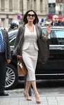 Angelina Jolie con un traje blanco y un bolso marrón