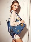Bredje Heinen con una mochila vaquera de la colección primavera/verano de Refresh