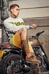 Stephen James con unas zapatillas marrones de la colección primavera/verano de Refresh
