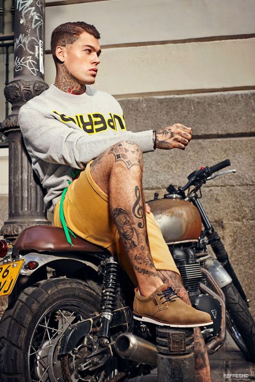 Stephen James con unas zapatillas marrones de la colección primavera/verano de Refresh