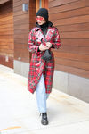 Bella Hadid con una gabardina de cuadros escoceses