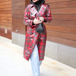 Bella Hadid con una gabardina de cuadros escoceses