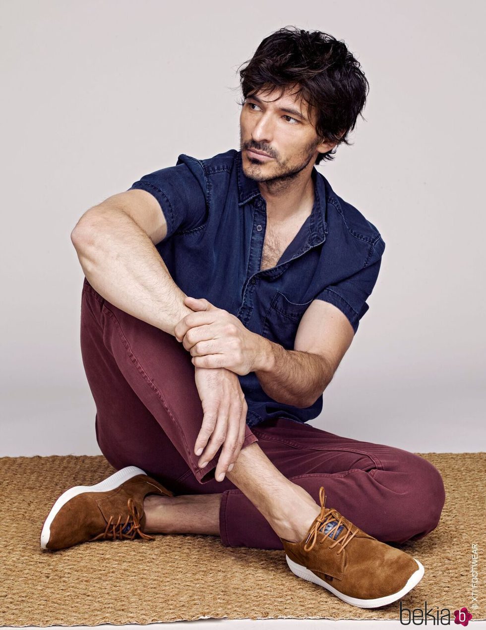Andrés Velencoso con unos zapatos marrones de la colección primavera/verano 2018 de Xti