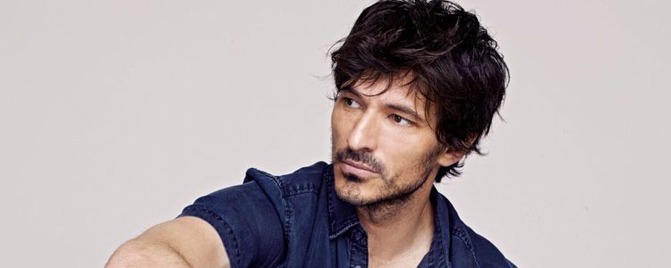 Andrés Velencoso con unos zapatos marrones de la colección primavera/verano 2018 de Xti