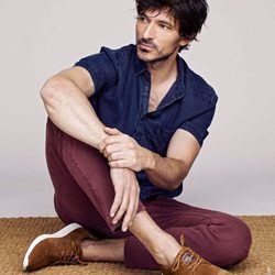 Andrés Velencoso con unos zapatos marrones de la colección primavera/verano 2018 de Xti
