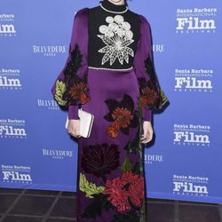 Jena Malone con un traje oscuro de estampados