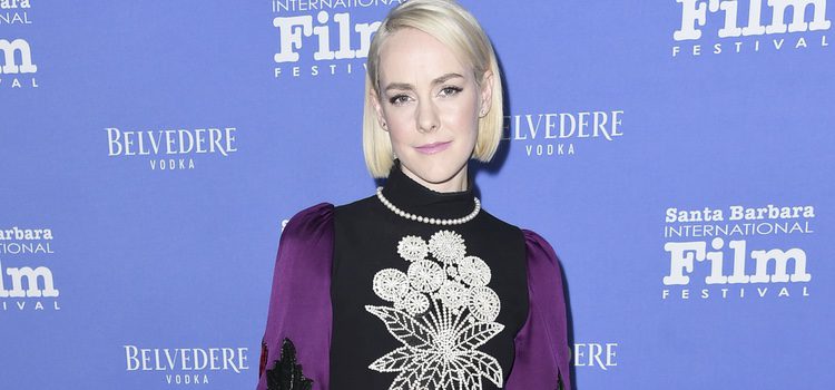 Jena Malone con un traje oscuro de estampados