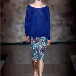 Falda ajustada de flores y blusa azul de Lebor Gabala de la temporada primavera/verano 2018