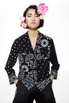 Blusa de mujer negra y blanca de la línea Bohemian Flowers de la colección 'Unexpected' de Desigual temporada primavera/verano 2018