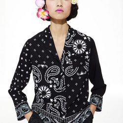 Blusa de mujer negra y blanca de la línea Bohemian Flowers de la colección 'Unexpected' de Desigual temporada primavera/verano 2018