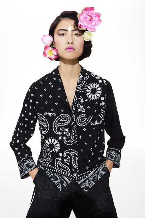Blusa de mujer negra y blanca de la línea Bohemian Flowers de la colección 'Unexpected' de Desigual temporada primavera/verano 2018