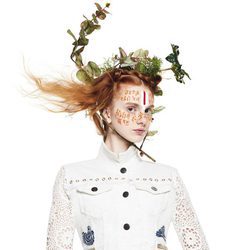 Chaqueta blanca de la línea Exotic Jeans de la colección 'Unexpected' de Desigual temporada primavera/verano 2018