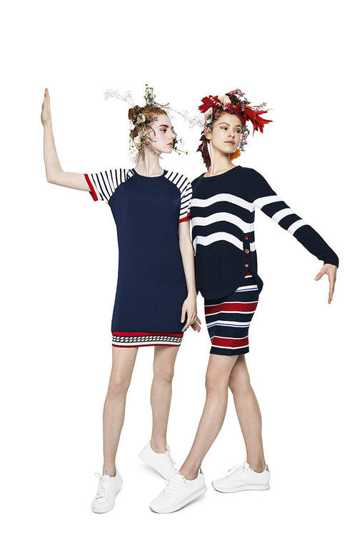 Vestido y falda combinada con jersey de la línea Sailor de la colección 'Unexpected' de Desigual temporada primavera/verano 2018