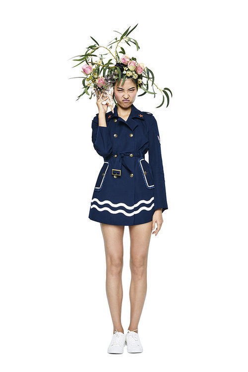 Gabardina anudada a la cintura de la línea Sailor de la colección 'Unexpected' de Desigual temporada primavera/verano 2018