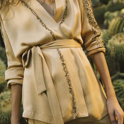 Traje color oro con bordados brillantes dorados de Intropia de su temporada primavera/verano 2018