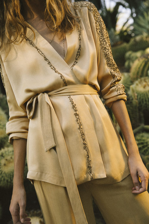 Traje color oro con bordados brillantes dorados de Intropia de su temporada primavera/verano 2018