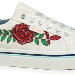 Zapatilla de mujer con bordado de flor de la firma Lois temporada primavera/verano 2018