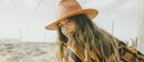 Gorro naranja y chaqueta de rayas de Intropia de su temporada primavera/verano 2018