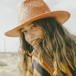 Gorro naranja y chaqueta de rayas de Intropia de su temporada primavera/verano 2018