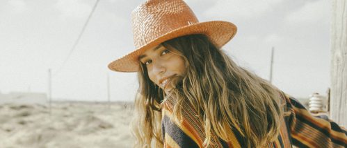 Gorro naranja y chaqueta de rayas de Intropia de su temporada primavera/verano 2018