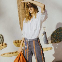 Blusa blanca ancha con bordado blanco y pantalón vaquero acabado en campana con tiras de estampado de Intropia temporada primavera/verano 2018