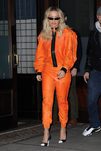 Rita Ora con un chándal naranja
