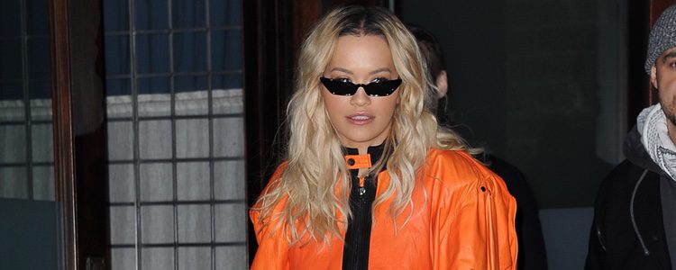 Rita Ora con un chándal naranja