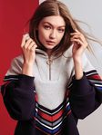 Gigi Hadid posa con una sudadera oversize de colores block para la colección de TommyXGigi Primavera 2018