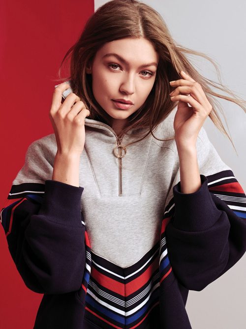 Gigi Hadid posa con una sudadera oversize de colores block para la colección de TommyXGigi Primavera 2018