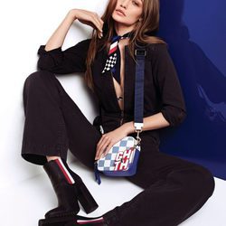 Gigi Hadid posa con un mono denim negro para la colección de TommyXGigi Primavera 2018