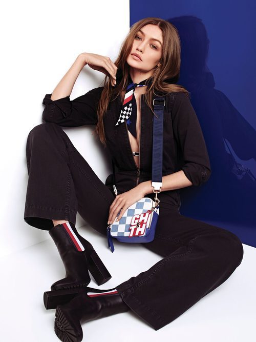 Gigi Hadid posa con un mono denim negro para la colección de TommyXGigi Primavera 2018